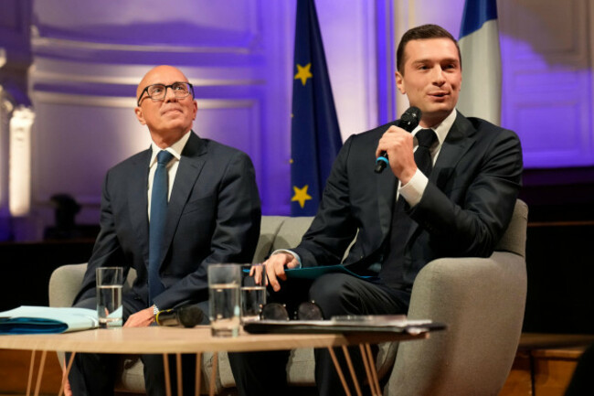 eric-ciotti-left-president-of-the-conservative-party-les-republicains-listens-to-far-right-national-rally-party-leader-jordan-bardella-answering-economics-questions-of-the-french-business-organizat