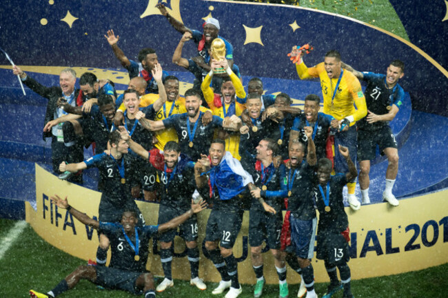 moscow-russland-16th-july-2018-goalie-hugo-lloris-fra-with-cup-cup-cup-trophy-trophy-trophy-ceremony-jubilation-cheering-cheering-joy-cheers-celebrate-france-fra-croatia-cro-4