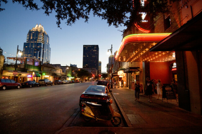 late-evening-in-austins-lively-east-6th-street-the-live-music-capitol