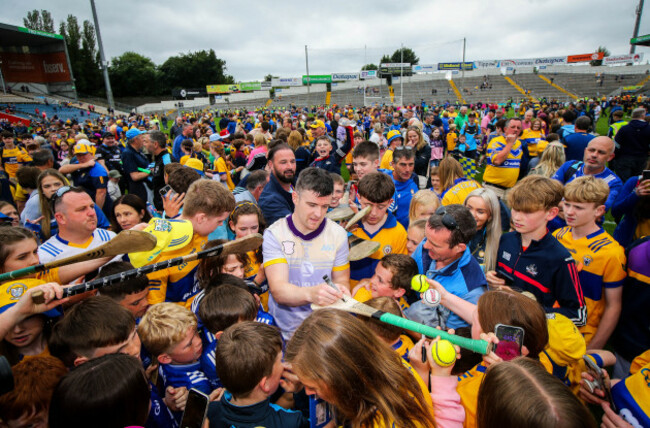 tony-kelly-with-fans-after-the-game