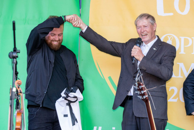 shane-lowry-with-micheal-o-muircheartaigh-at-his-homecoming-in-clara-2372019