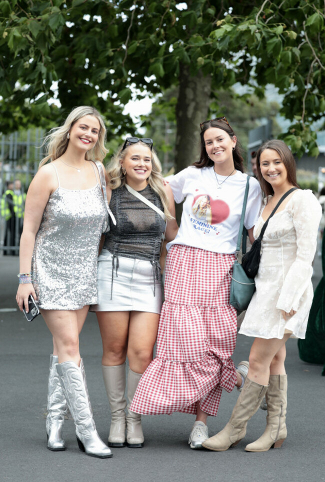 682Taylor Swift Fans_90708302