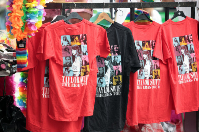 664Taylor Swift Merchandise_90708255