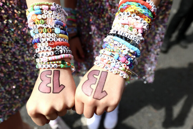 686Taylor Swift Fans_90708305