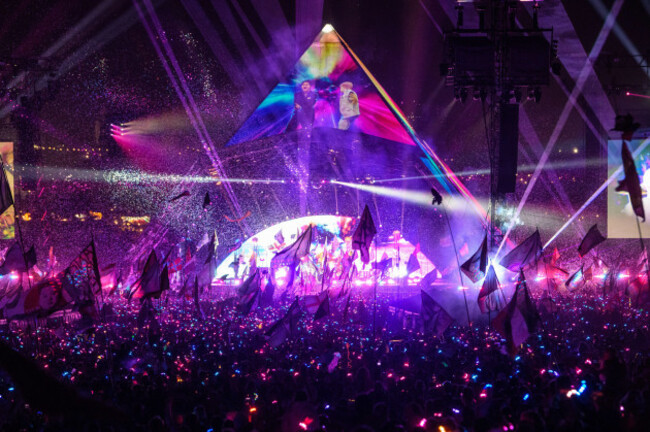 london-uk-29-june-2024-general-view-of-the-pyramid-stage-during-coldplays-performance-on-the-fourth-day-of-the-glastonbury-festival-at-worthy-farm-in-somerset-photo-credit-should-read-matt-cro