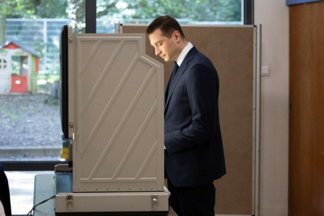 garches-france-30th-june-2024-french-far-right-rassemblement-national-rn-party-president-and-lead-mep-jordan-bardella-at-a-polling-station-vote-during-the-first-round-of-parliamentary-elections