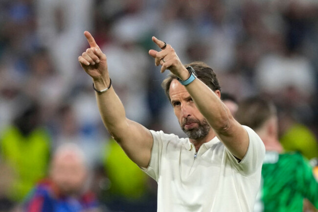 englands-manager-gareth-southgate-applauds-fans-with-his-teammate-at-the-end-of-the-round-of-sixteen-match-between-england-and-slovakia-at-the-euro-2024-soccer-tournament-in-gelsenkirchen-germany-s