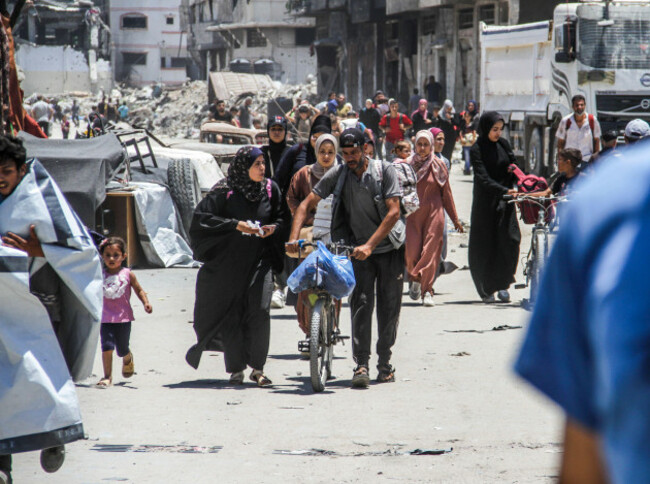 gaza-27th-june-2024-people-leave-their-home-in-the-neighborhood-of-shujaiya-in-the-east-of-gaza-city-on-june-27-2024-the-israeli-army-on-thursday-ordered-residents-of-neighborhoods-in-eastern-g