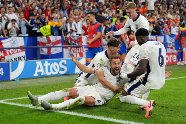 englands-harry-kane-celebrates-with-team-mates-after-scoring-their-sides-second-goal-of-the-game-during-the-uefa-euro-2024-round-of-16-match-at-the-arena-aufschalke-in-gelsenkirchen-germany-pictu