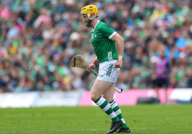 seamus-flanagan-leaves-the-field-with-an-injury