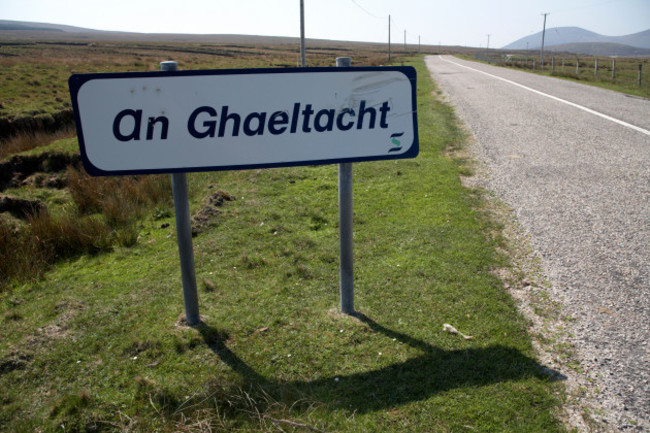 an-ghaeltacht-sign-at-side-of-road-in-north-county-mayo-republic-of-ireland-it-signifies-entrance-irish-gaelic-speaking-area