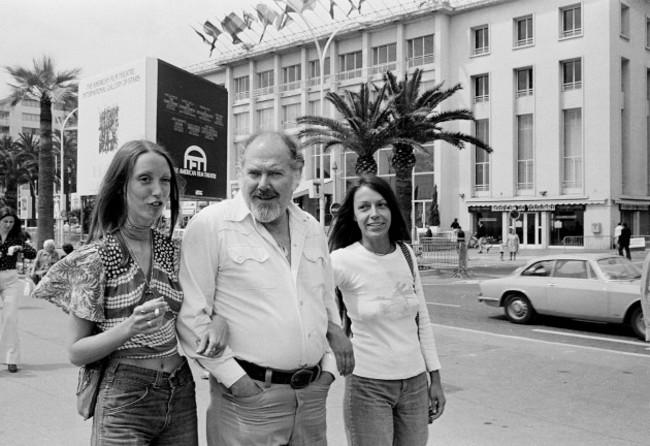 american-film-director-robert-altman-center-and-actresses-shelley-duvall-left-jean-tewkesbury-stroll-along-the-croisette-boulevard-in-cannes-france-in-may-1974-they-will-present-their-film-thi