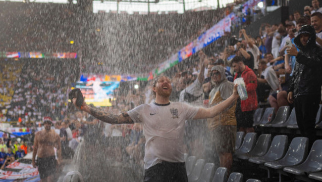 dortmund-germany-10th-jul-2024-england-fans-have-fun-under-a-waterfall-of-rain-in-the-stadium-netherlands-englandniederlande-england10-07-2024credit-moritz-mulleralamy-live-news