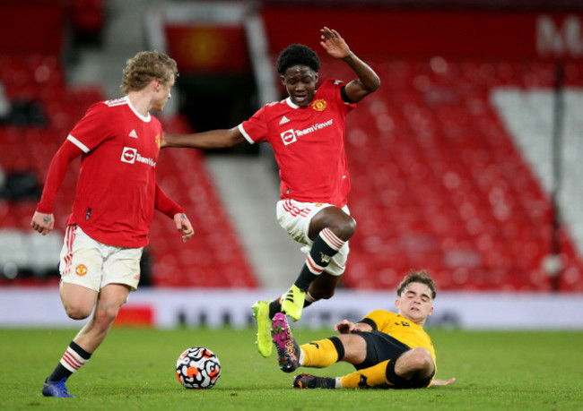 manchester-uniteds-kobbie-mainoo-left-and-wolverhampton-wanderers-harvey-griffiths-battle-for-the-ball-during-the-fa-youth-cup-semi-final-match-at-old-trafford-manchester-picture-date-wednesday