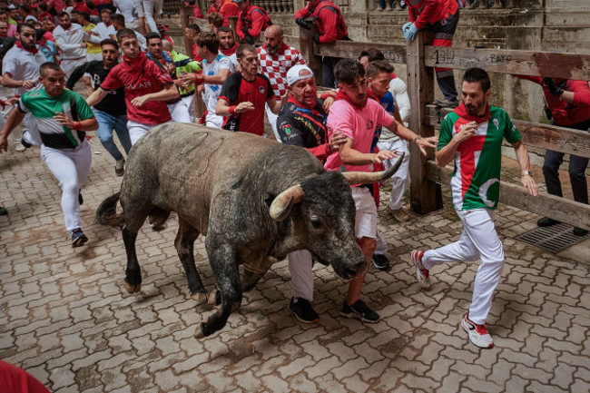 pamplona-navarra-spain-13th-july-2024-several-young-men-run-in-front-of-a-bull-during-the-running-of-the-bulls-during-the-san-fermin-2024-festivities-credit-image-elsa-a-bravosopa-imag