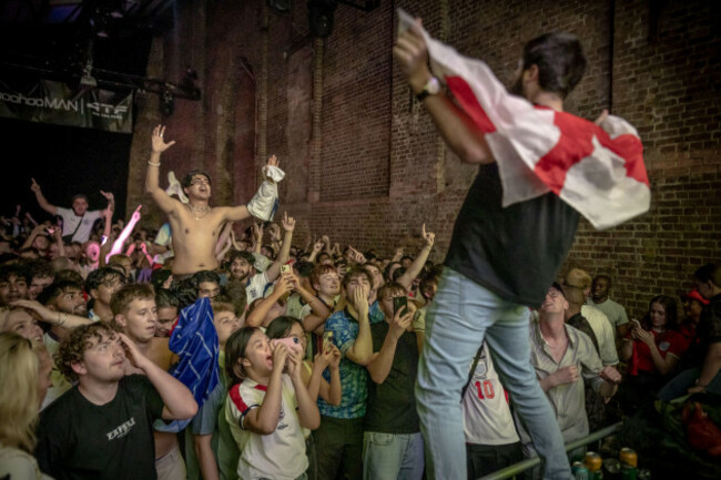 london-uk-10th-july-2024-euro-2024-england-vs-netherlands-4thefans-fan-park-at-village-underground-fanzone-event-in-shoreditch-england-fans-react-and-celebrate-after-beating-the-netherlands-2