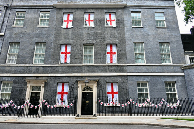 london-uk-number-10-downing-street-was-decked-out-with-england-flags-on-the-eve-of-the-euro-2024-football-final-between-england-and-spain-credit-michael-meliaalamy-live-news