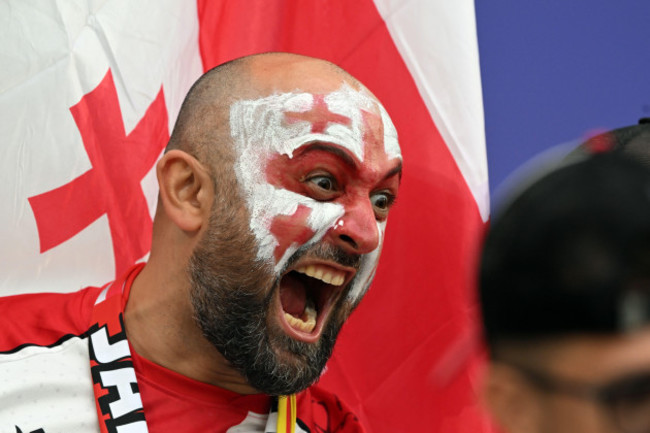 cologne-supporters-of-georgia-ahead-of-the-uefa-euro-2024-round-of-16-match-between-spain-and-georgia-at-the-rhein-energie-stadium-on-june-30-2024-in-cologne-germany-anp-hollandse-hoogte-gerr