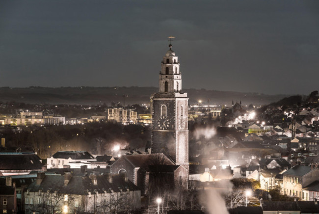 cork-city-cork-ireland-15th-march-2022-the-tower-of-st-annes-church-shandon-rises-above-the-streets-of-terraced-houses-on-a-cold-morning-cork-ireland-credit-david-creedon-alamy-live-ne