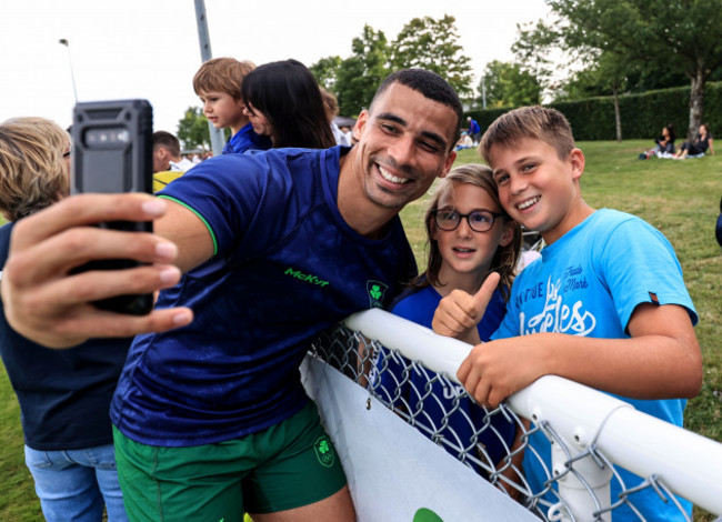 jordan-conroy-takes-a-selfie-with-young-fans