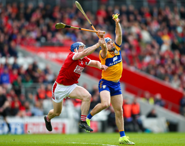 shane-odonnell-catches-the-ball-ahead-of-sean-odonoghue