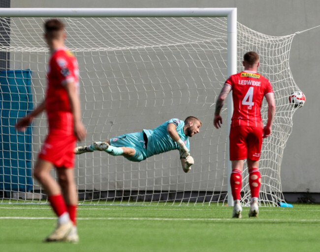 conor-kearns-fails-to-make-a-save