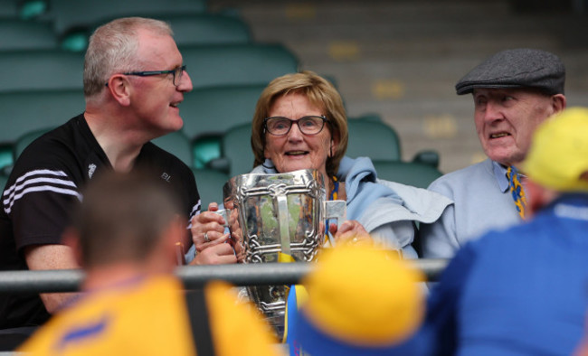 brian-lohan-with-his-parents-brid-and-gus-after-the-game