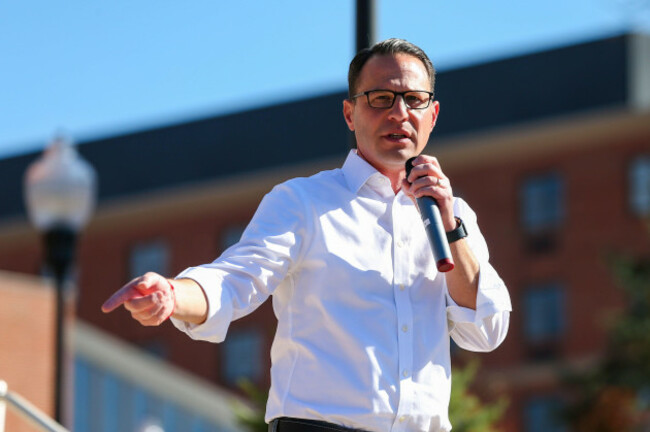 bloomsburg-united-states-03rd-nov-2022-josh-shapiro-the-democratic-candidate-for-governor-of-pennsylvania-speaks-during-a-campaign-stop-at-bloomsburg-university-credit-sopa-images-limitedalam