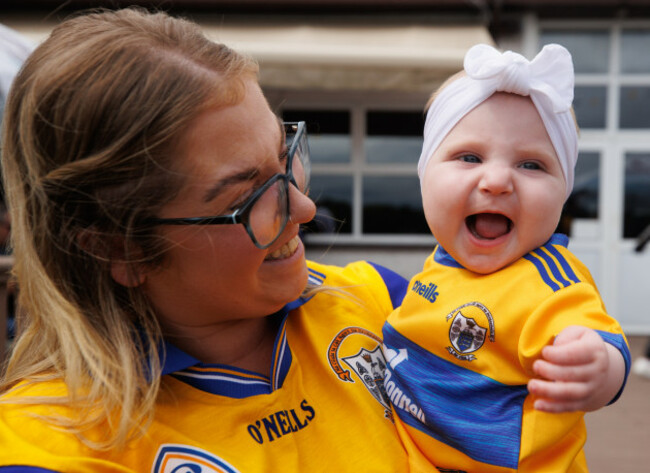 Ellen O'Dwyer con su hija Sadie, de 7 meses, durante la ceremonia de bienvenida