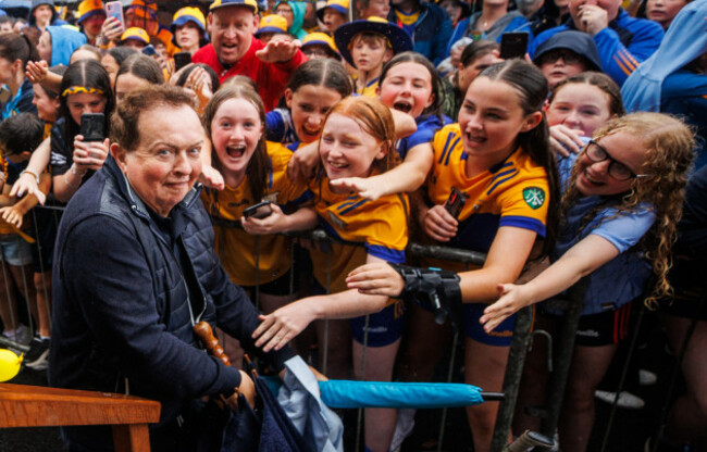 Marty Morrissey es atacado por los fans de Clare cuando llega al escenario durante el Homecoming.