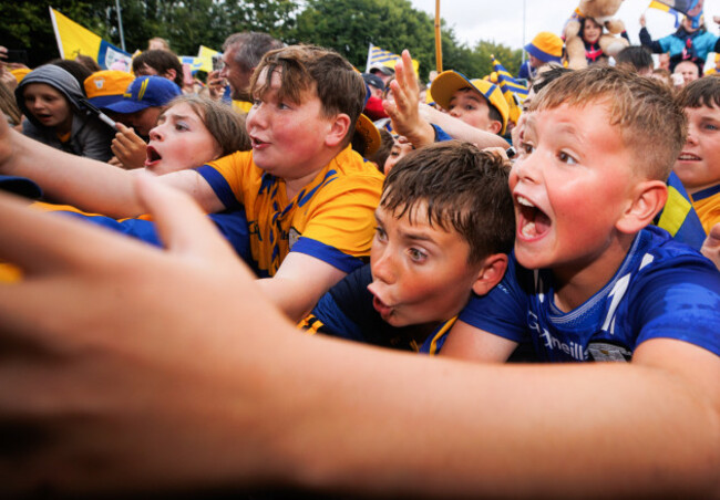 Los aficionados del Clare dan la bienvenida a los jugadores a su llegada