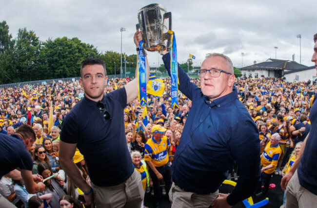 Tony Kelly y Brian Lohan levantan el trofeo Liam McCarthy