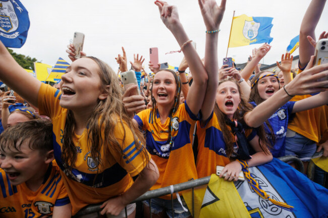 the-clare-fans-celebrate-the-teams-arrival