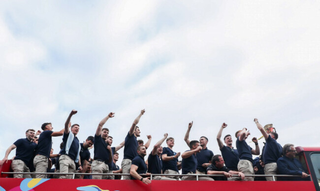 El equipo de Claire celebra en un autobús descapotable