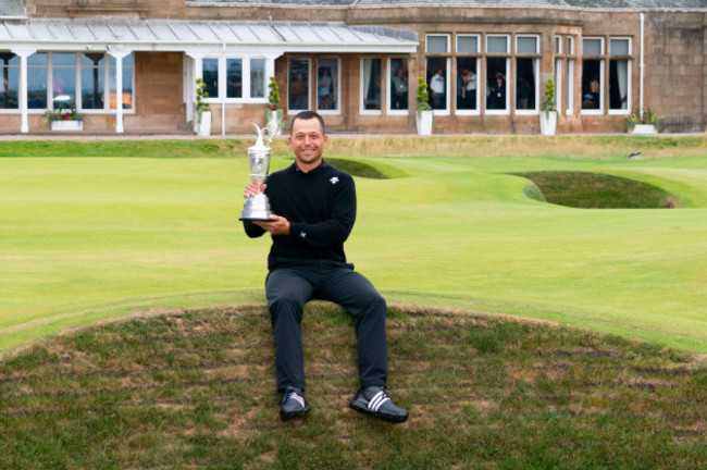 troon-scotland-uk-21st-july-2024-round-four-of-the-152nd-open-championship-being-held-at-royal-troon-golf-course-pic-xander-schauffele-displays-the-claret-jug-to-media-iain-mastertonalamy