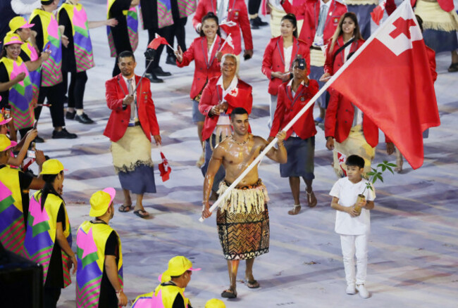 rio-de-janeiro-brazil-5th-aug-2016-the-flag-bearer-of-tonga-pita-nikolas-taufatofua-arrives-during-the-opening-ceremony-of-the-rio-2016-olympic-games-at-the-maracana-stadium-in-rio-de-janeiro-bra