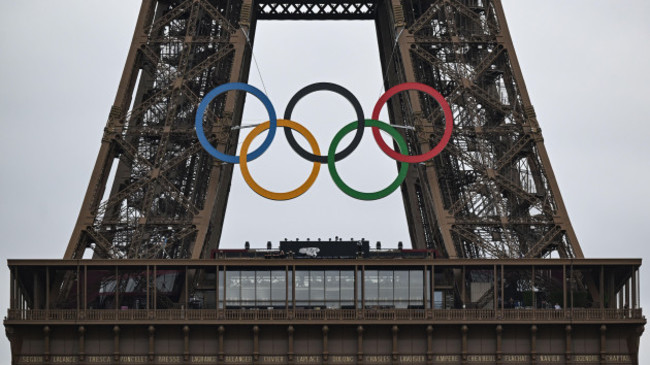 paris-france-26th-july-2024-before-the-summer-olympics-olympia-paris-2024-view-of-the-eiffel-tower-with-the-olympic-rings-credit-sven-hoppedpaalamy-live-news