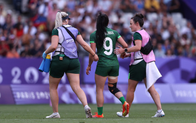 lucy-mulhall-rock-leaves-the-field-with-an-injury