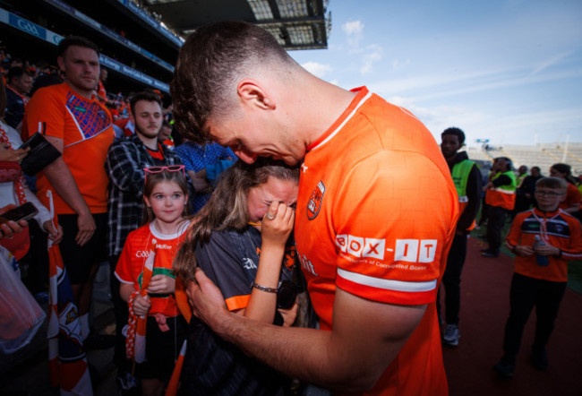 niall-grimley-hugs-his-niece-cadhla-after-the-game