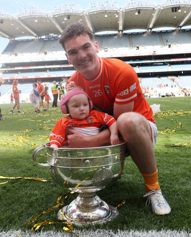 jarly-og-burns-celebrates-with-his-niece-blaithin