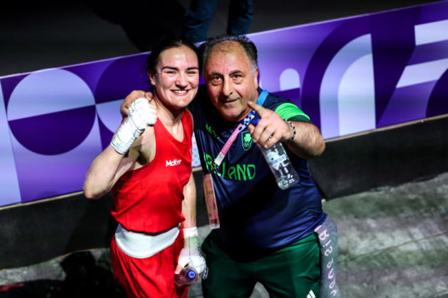 kellie-harrington-celebrates-winning-with-zaur-antia