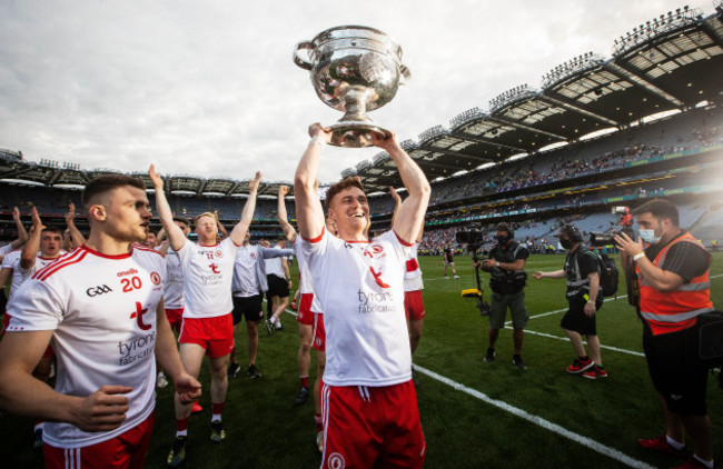 conor-meyler-celebrates-with-the-trophy