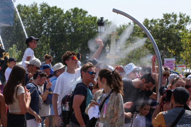 paris-france-30th-july-2024-spectators-use-cooling-water-jets-to-try-to-cool-down-during-the-very-hot-weather-on-day-four-of-the-paris-2024-olympic-games-at-place-de-la-concorde-paris-france