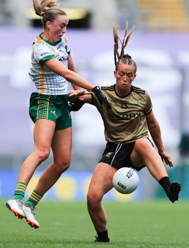 aoibhin-cleary-and-paris-mccarthy-challenge-for-the-ball