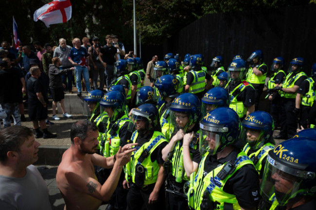 manchester-uk-03rd-aug-2024-anti-immigration-supporters-confront-riot-police-after-scuffles-broke-out-in-piccadilly-gardens-earlier-this-week-protests-and-riots-erupted-across-the-country-after