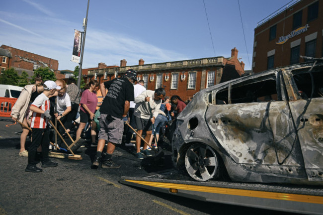 sunderland-uk-3rd-aug-2024-residents-of-sunderland-england-take-to-the-streets-to-clean-up-after-far-right-protests-on-august-2nd-credit-thomas-jacksonalamy-live-news