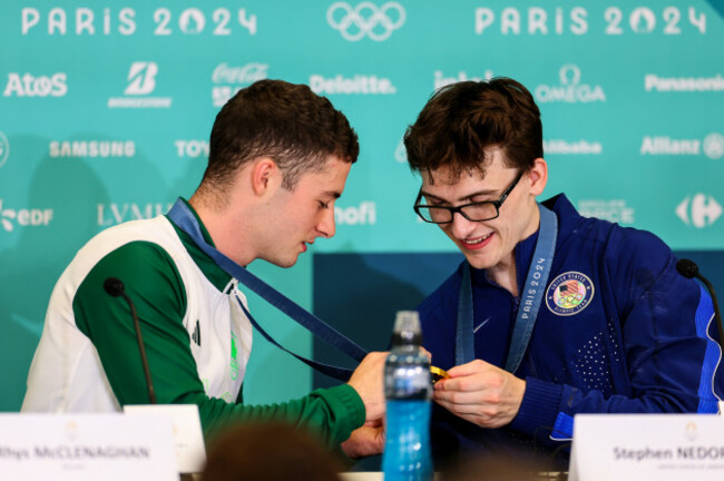 rhys-mcclenaghan-and-stephen-nedoroscik-compare-their-medals