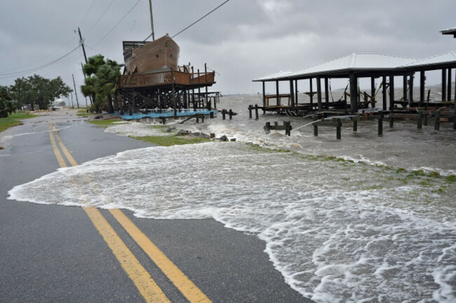 actualités tempête-surge-casse-sur-un-petit-mur-de-mer-près-des-quais-de-bateaux-lundi-5-août-2024-à-horseshoe-beach-floride-louragan-debby-a-touche-terre-tôt-ce-matin-ap-photochristopher-omeara