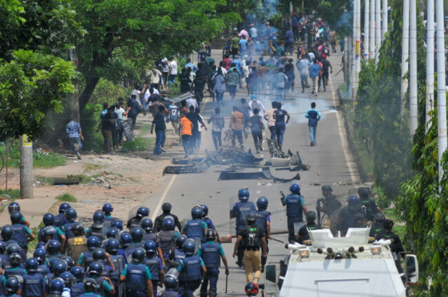 sylhet-bangladesh-18th-july-2024-students-protesting-by-blocking-the-sylhet-sunamganj-highway-demanding-quota-reforms-police-thereafter-tried-to-stop-and-block-the-protestors