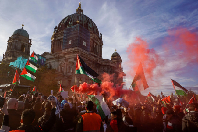 pro-palastinensische-und-linksradikale-vereine-demonstrieren-alexanderplatz-in-berlin-mitte-der-demonstrationszug-fuhrte-unter-strengen-auflagen-uber